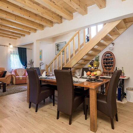 Amazing Home In Vrzici With Jacuzzi Luaran gambar