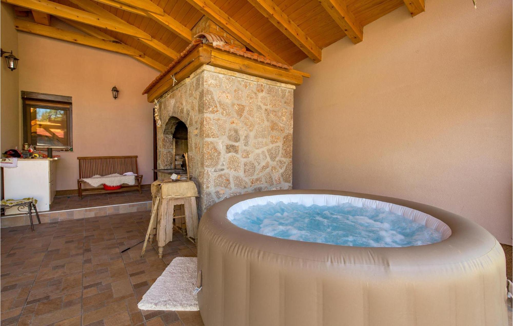 Amazing Home In Vrzici With Jacuzzi Luaran gambar